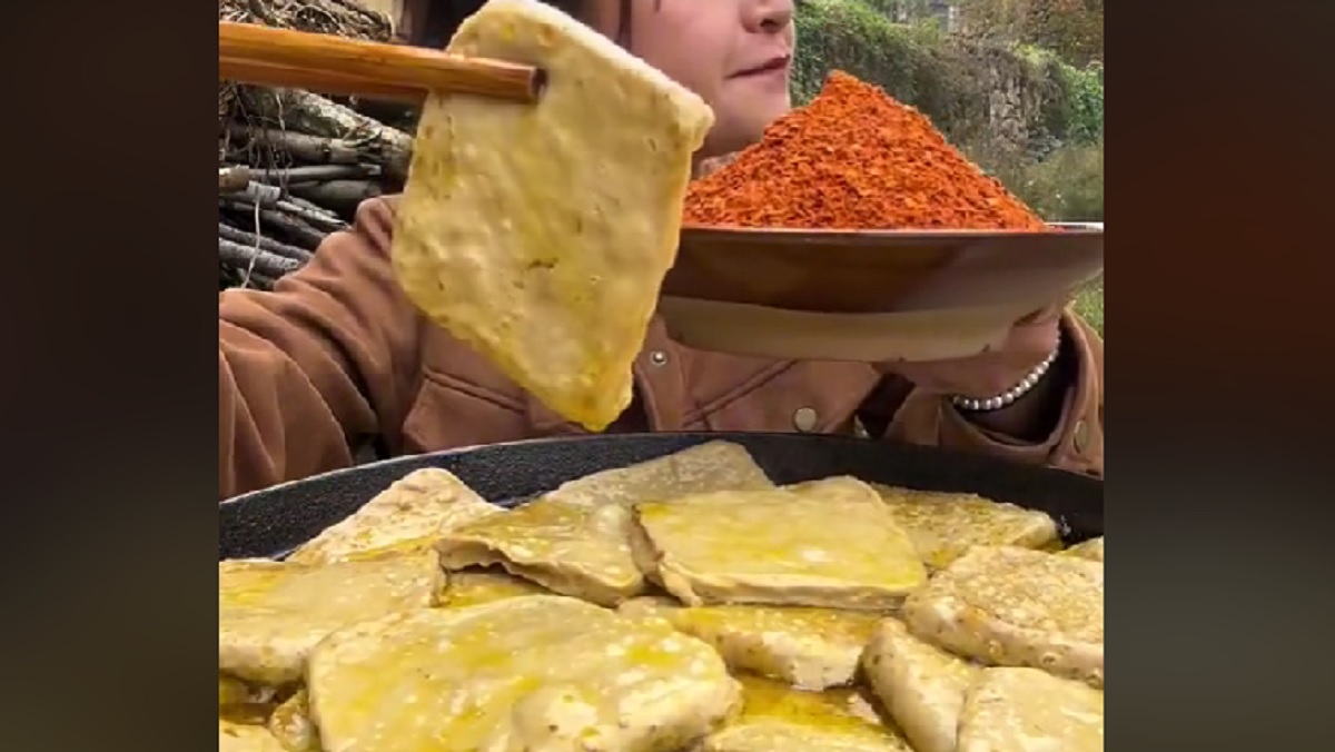 Viral Tren Makan Tahu Goreng Ekstra Panas, Dokter: Jangan Diikuti!