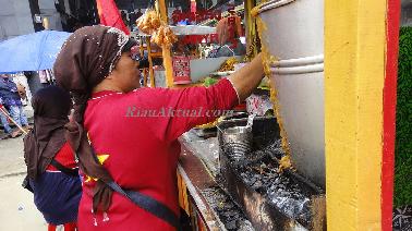 Rezeki 'Nomplok' Pedagang Sate Saat Ikut Demo