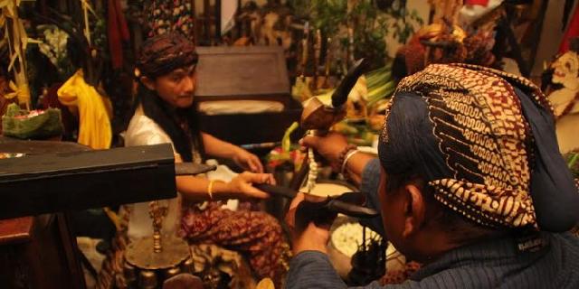 Malam 1 Suro, ribuan pusaka nusantara di Kediri dijamasi