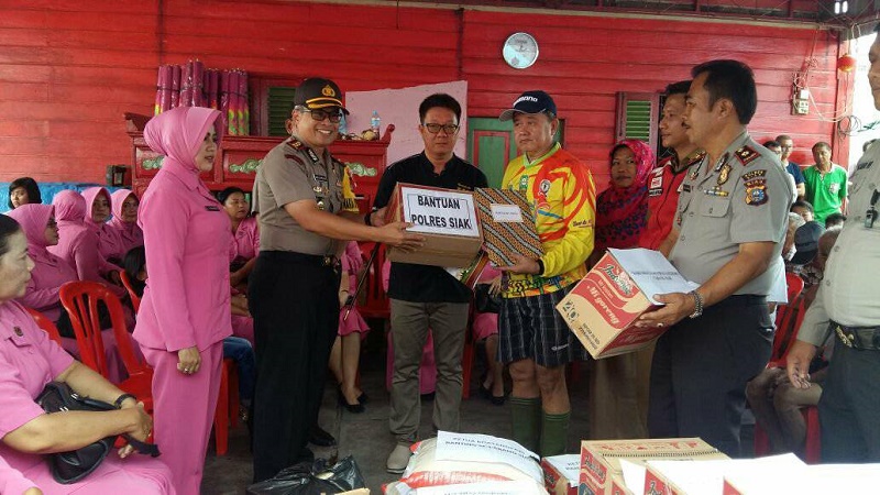 Polres Siak Salurkan Bantuan Kepada Korban Kebakaran di Pecinan