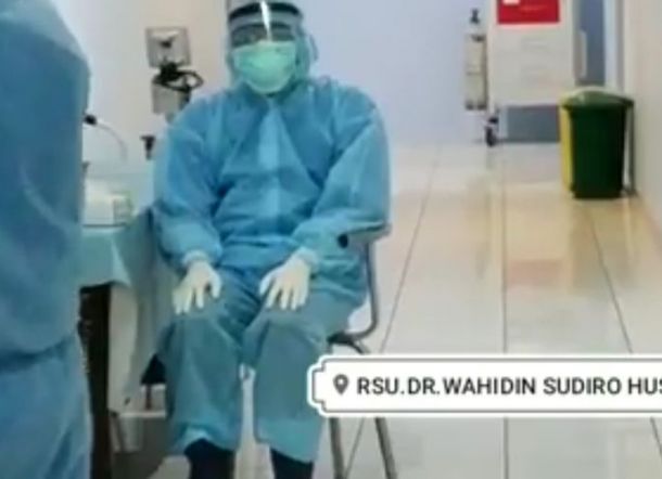 Viral Tenaga Medis Salat Pakai APD di Ruang Isolasi