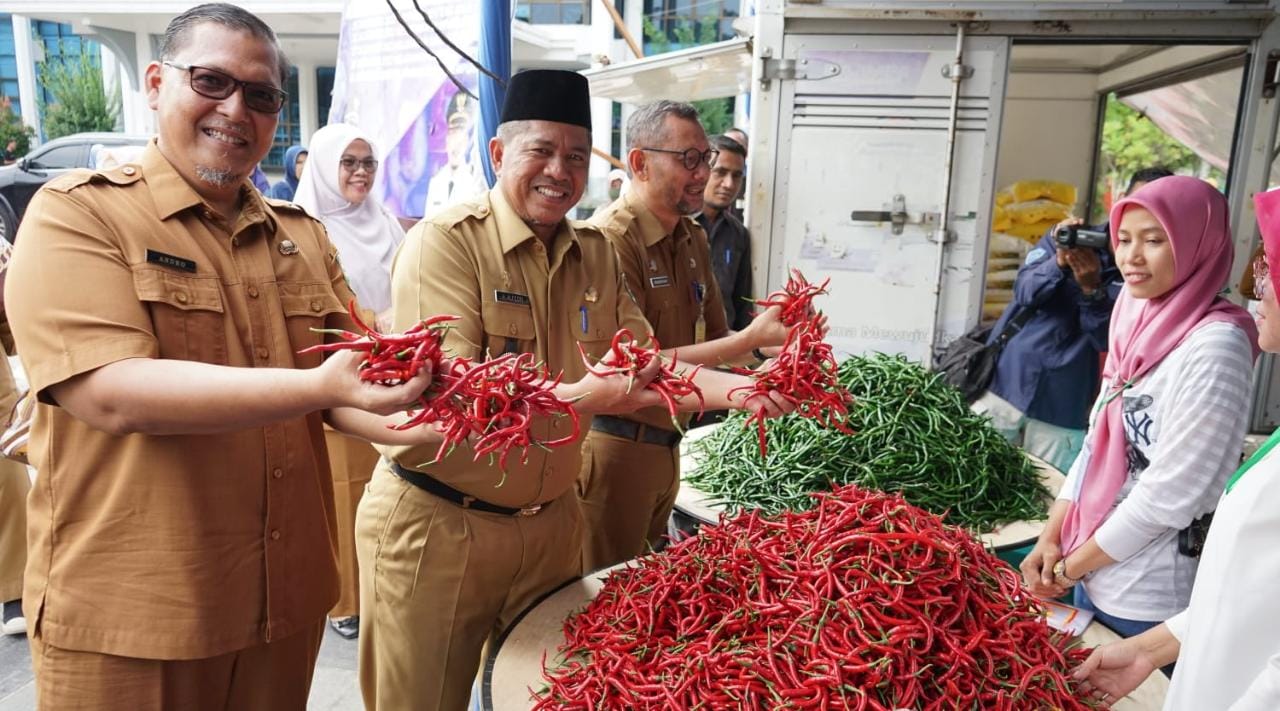 Ratusan Masyarakat Serbu Pasar Sembako Murah Pemkab Siak, Bupati Alfedri: Kita Lanjutkan 2023