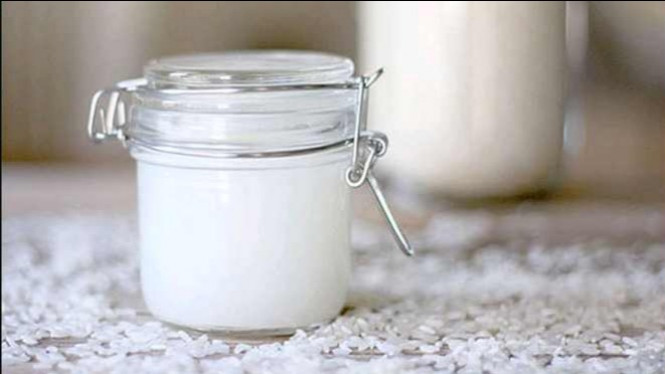 Manfaat Luar Biasa mencuci Wajah dengan Air Beras di Pagi Hari