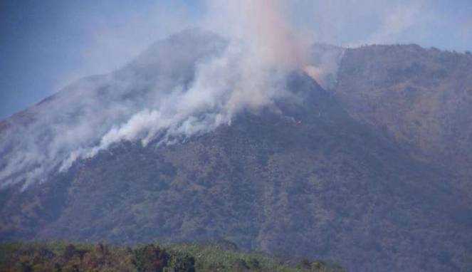 Astafirullah, Puncak Gunung Talang di Sumatra Barat Terbakar Hebat