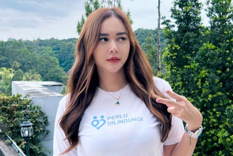 Aura Kasih Kenakan Kaos Bertuliskan Perlu Dilindungi, Netizen Auto Terpanggil!