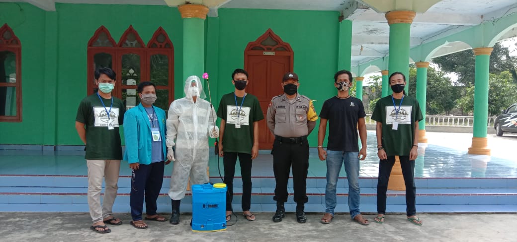 penyemprotan disinfektan di desa bangko sempurna