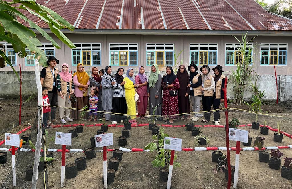 Mahasiswa KKN UHTP dan Warga Desa Betung Tanam TOGA untuk Kesehatan Keluarga
