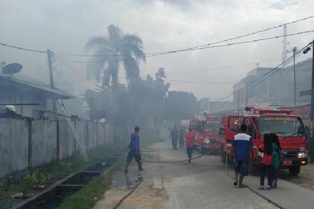 Kantin Santri Ponpes Darel Hikmah Pekanbaru Tebakar