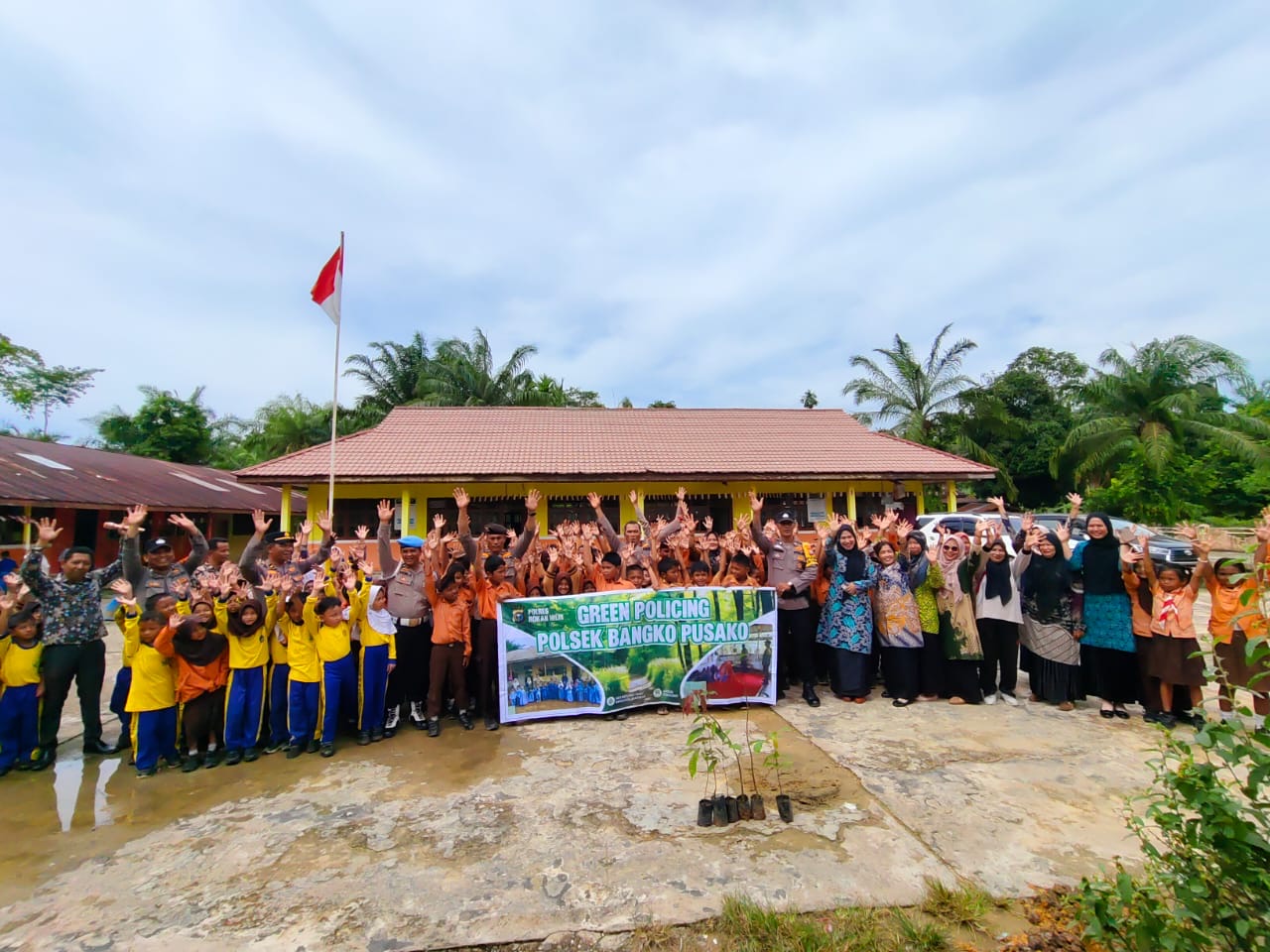 Dukung Program Kapolda Riau, Polsek Bangko Pusako Gelar Green Policing di Sekolah