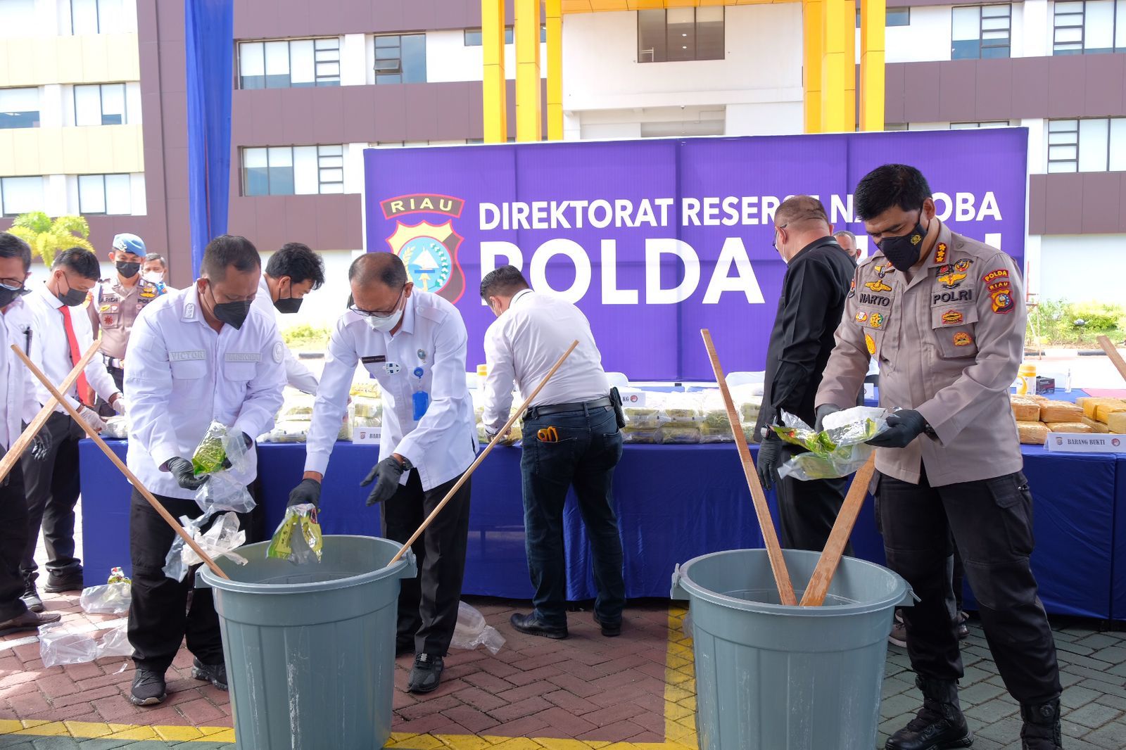 Musnahkan 189 Kg Sabu dan 889 Butir Ektasi, Polda Riau Ungkap 10 Jaringan Narkoba