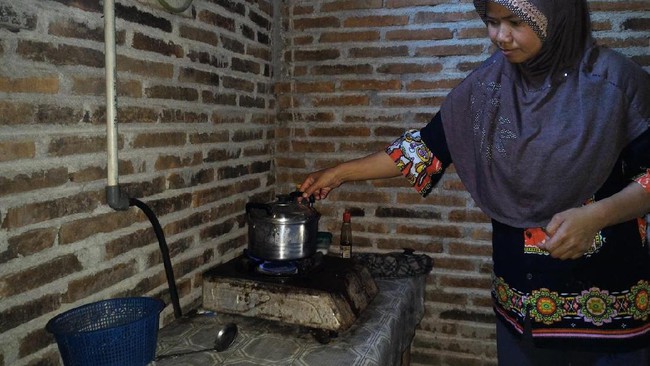 Di Desa Ini Gas LPG Tak Laku, Kotoran Sapi Jadi Pilihan