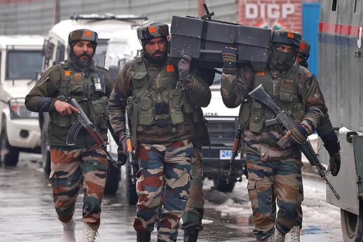 India-Pakistan Saling Tembakkan Artileri, Ratusan Orang Melarikan Diri