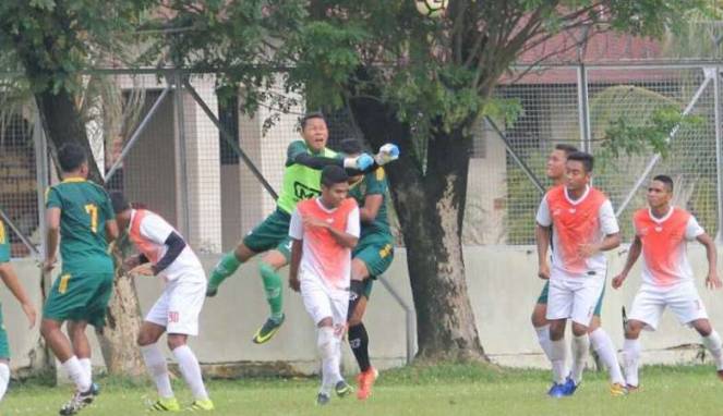 Menegangkan, Pemain PS TNI Hampir Tersambar Petir, Ini Vidionya