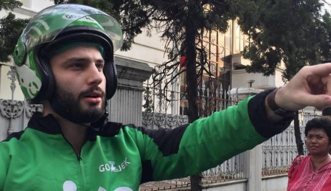 Sosok Bule Heboh yang Jadi Sopir Ojek Online