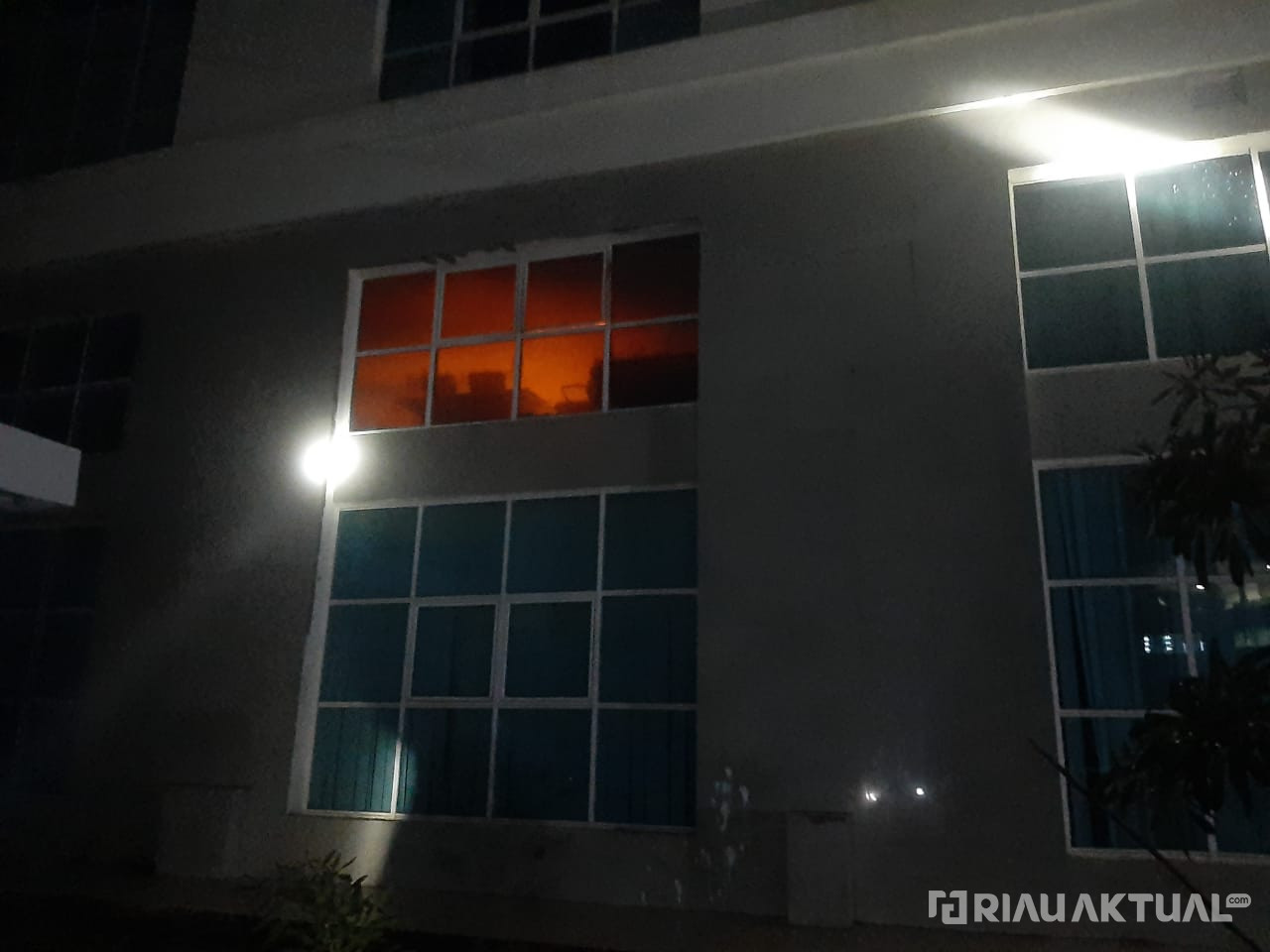 Api Muncul di Lantai 3, Kebakaran Kantor BPKAD Pekanbaru Diduga Akibat Korsleting