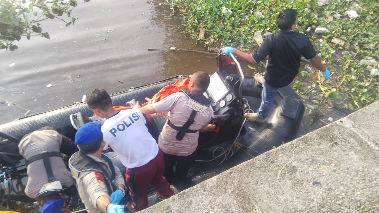 Mayat Laki-laki Tanpa Identitas Mengapung di Sungai Siak Pekanbaru