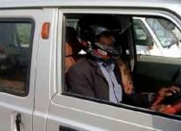 Nah lo.. Tidak Pakai Helm, Pengendara Mobil di India Kena Tilang