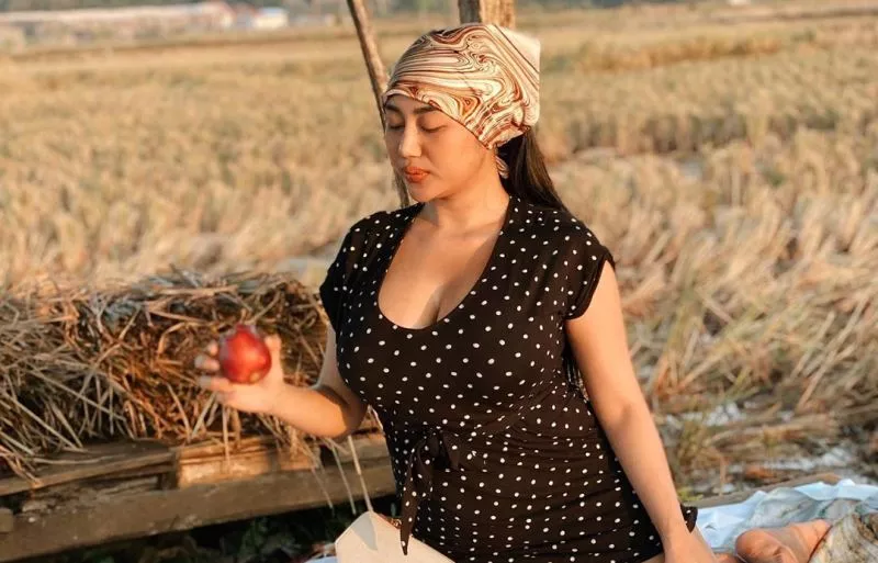 Pamela Piknik di Sawah, Lihat Posenya Bikin Hati Senang