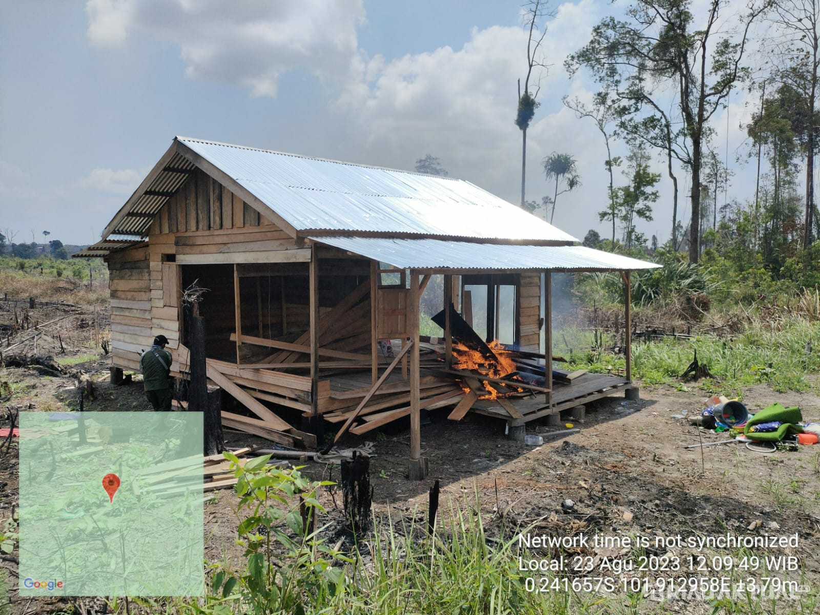 Petugas TNTN Pelalawan Bakar Pondok Perambah Hutan