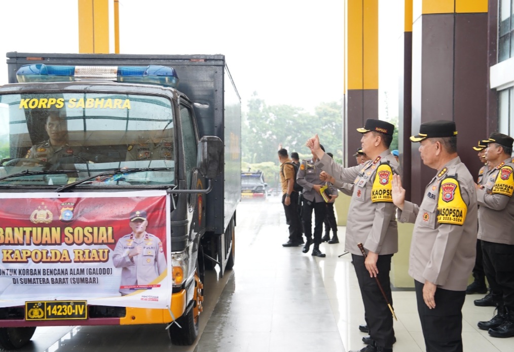 Polda Riau Kirim 3 Truk Bantuan Sembako Hasil Iuran ke Sumbar