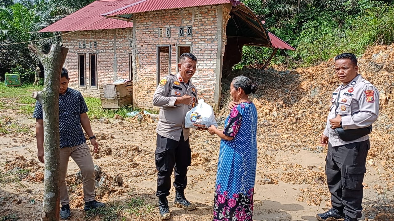 Kapolsek Seberida Kunjungi Warga Terdampak Longsor Sambil Cooling System