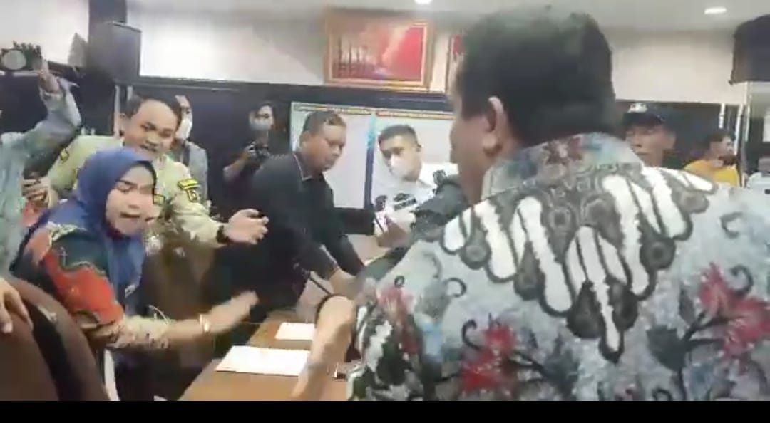 Gebrak Meja Rapat Hingga Keluar Kata Kasar, Hearing Pengelolaan Pasar Bawah Diwarnai Keributan