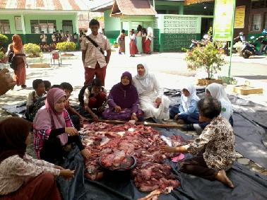 SMPN 7 Bagikan Daging Qurban Pada Warga Tempatan