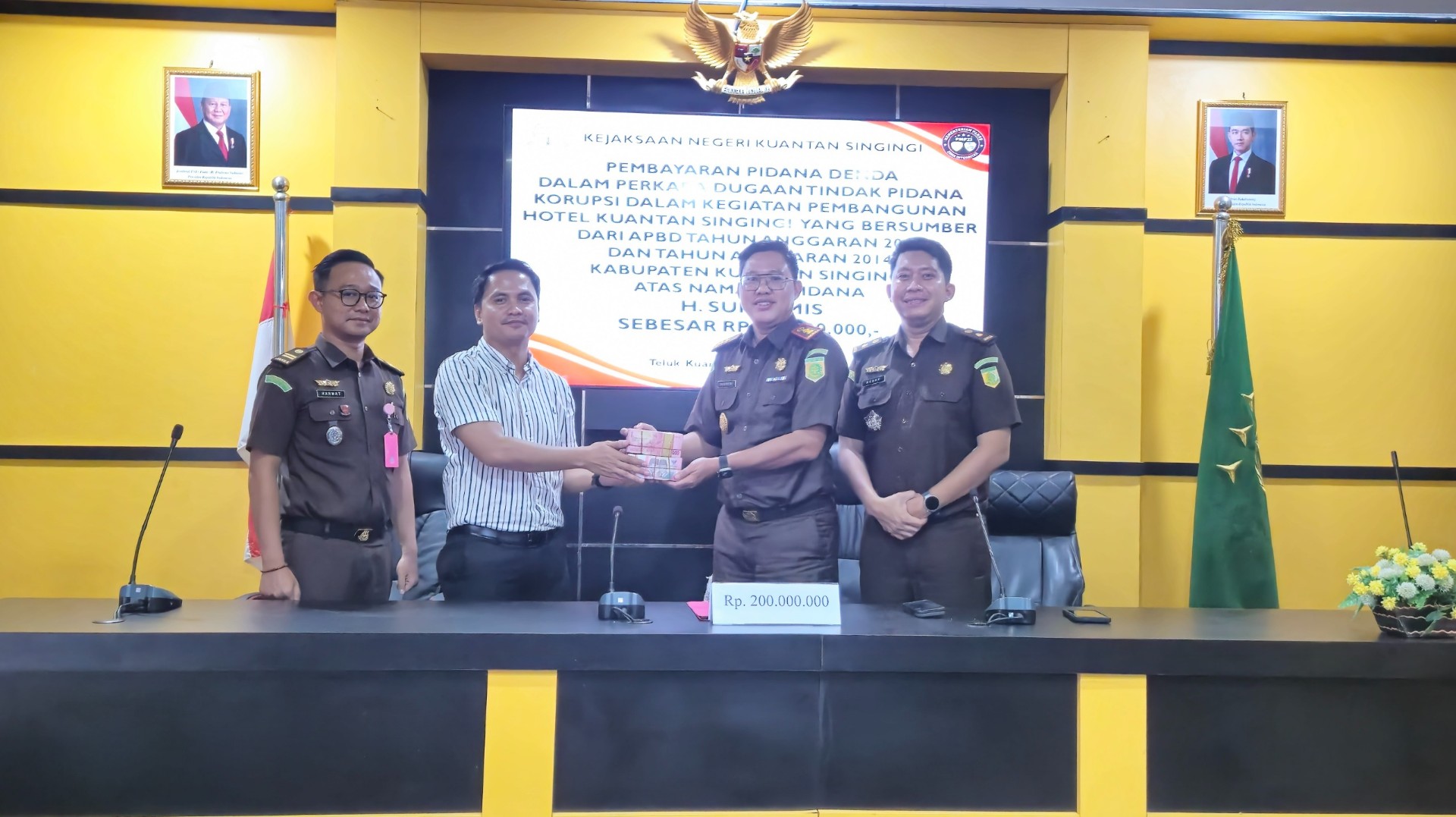 Mantan Bupati Kuansing Sukarmis Bayar Denda Rp200 Juta Korupsi Hotel