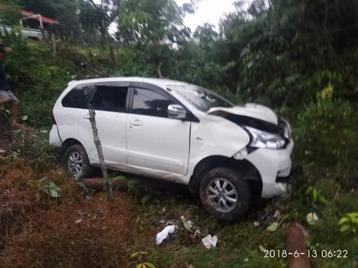Diduga Mengantuk, Avanza Veloz di Kuansing Tabrak Tiang Listrik Hingga Terjun ke Jurang