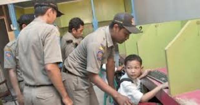 10 Pelajar Diamankan Satpol PP Tengah Diwarnet