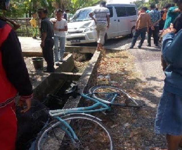 Pakai Sepeda, Seorang Wanita Dibengkalis Diduga Ditabrak Minibus