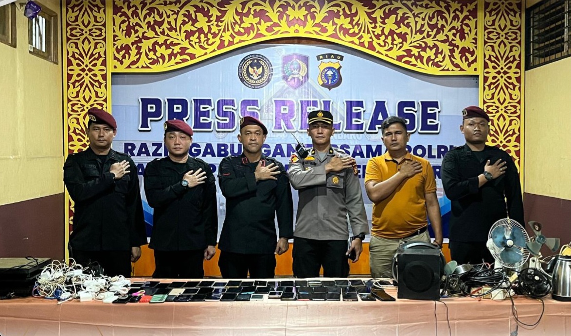 Waduh, Hampir 100 Handphone Ditemukan Saat Razia Gabungan di Lapas Pekanbaru