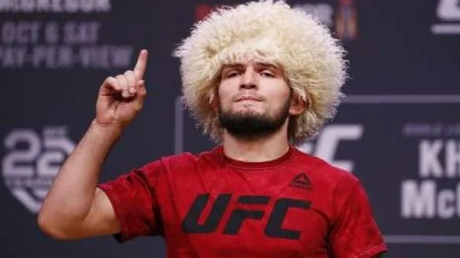 Setelah Laga Berdarah, Khabib Dapat Hadiah Mengejutkan dari Mike Tyson