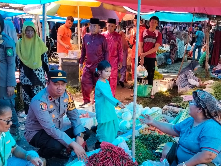 Kapolsek TPTM Cek Pasokan Pangan dan Sampaikan Pesan Pilkada Damai