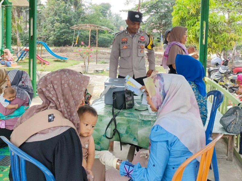 Bhabinkamtibmas Polsek Logas Tanah Darat Sambangi Posyandu untuk Wujudkan Cooling System Pilkada 2024