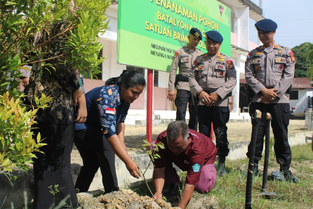 Turun ke Sekolah, Brimob Polda Riau Tanamkan Nilai Lingkungan dan Karakter ke Siswa