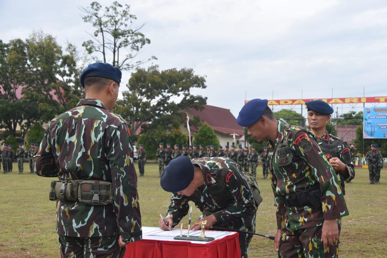 Simbol Estafet Kepemimpinan, Dansat Brimob Pimpin Serah Terima Tunggul Batalyon A dan B