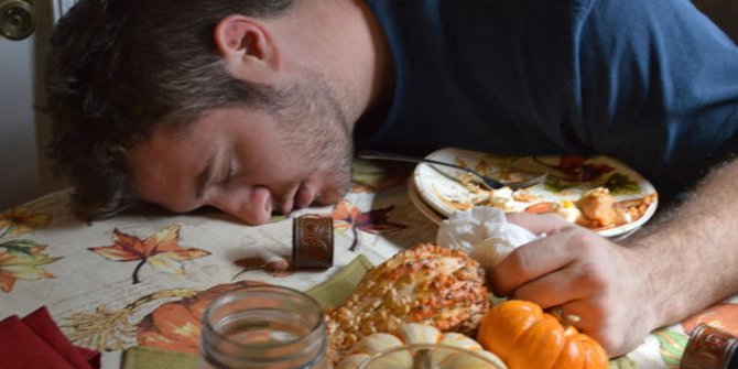 Lima Cara Menghindari Kantuk yang Muncul usai Makan Siang