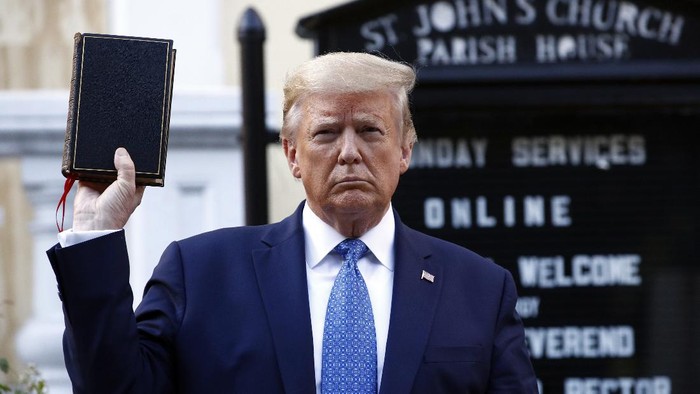 Trump Berfoto di Gereja Sambil Pegang Alkitab, Pemuka Agama AS Marah
