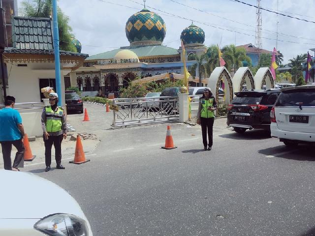 Jaga Kekhusukan Sholat Jumat, Polwan Polresta Pekanbaru Berjaga di Sekitar Lingkungan Mesjid