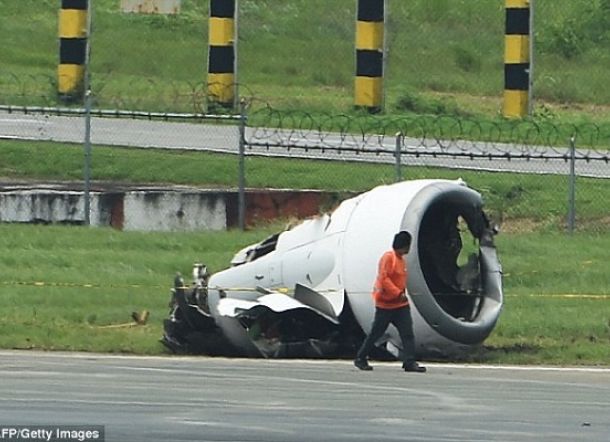 Nekat Terobos Hujan Deras, Mesin Pesawat China Terlepas Satu