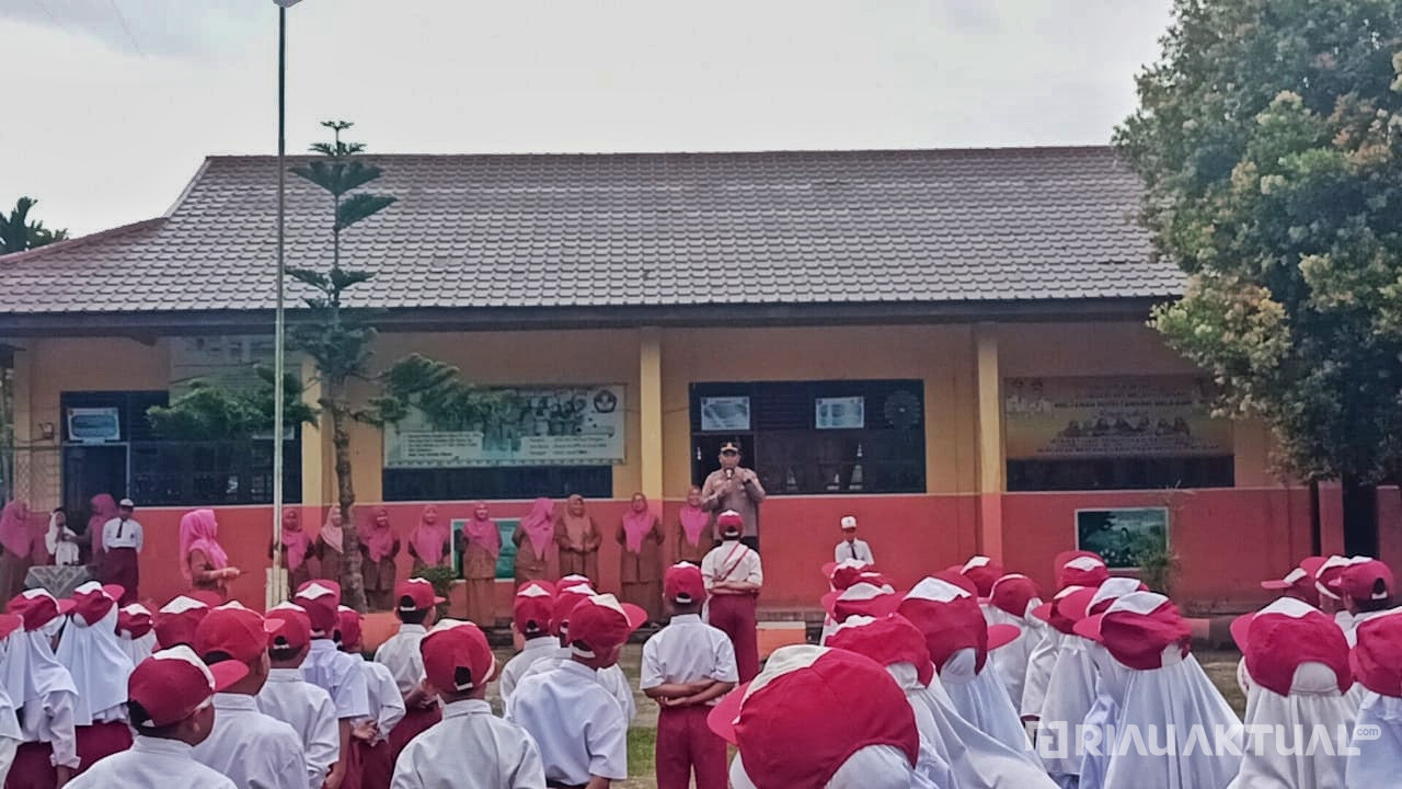 Pentingnya Pendidikan untuk Generasi Muda, Ini Pesan Kapolsek TPTM saat Upacara di SDN 007 Melayu Tengah