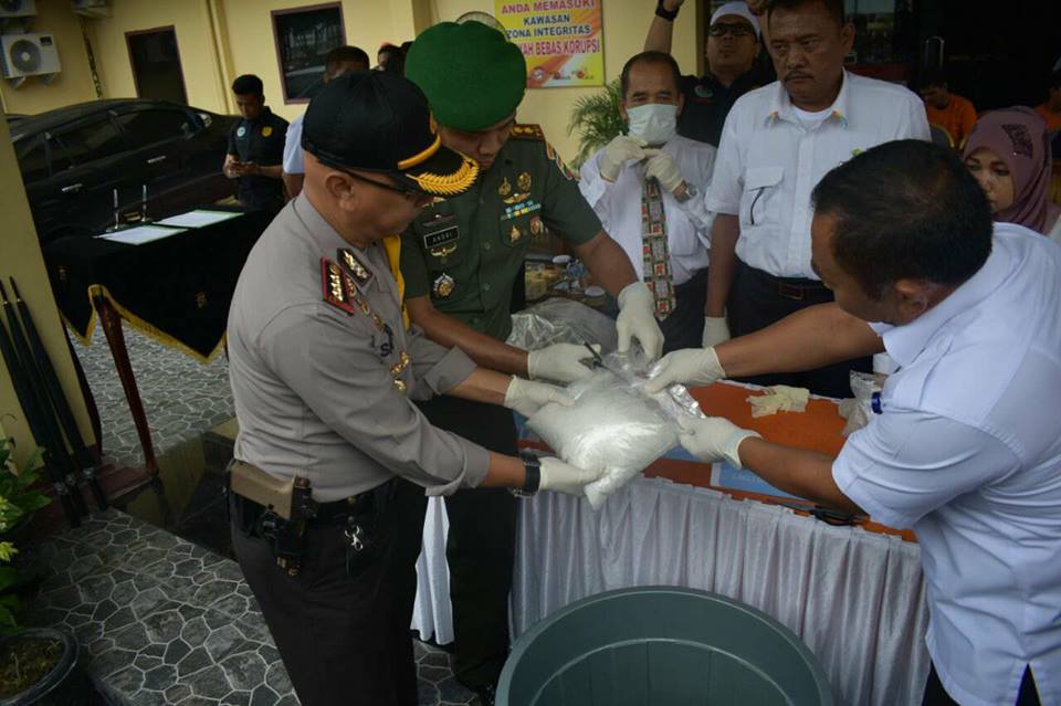 Berantas Narkotika, Polresta Pekanbaru Lenyapkan Sabu dan Ganja