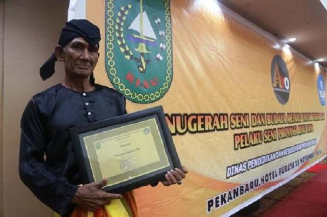 Nasrun 'Lukah Gilo' Terima Penghargaan Setia Seni