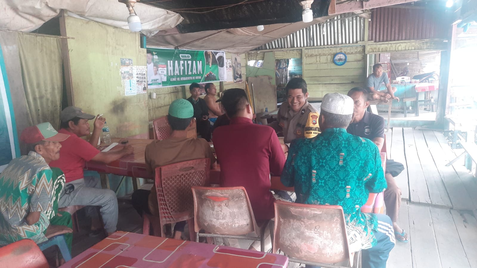 Personil Polsek Keritang Sasar Kedai Kopi Sosialisasikan Pemilu Damai 2024 di Desa Pancur