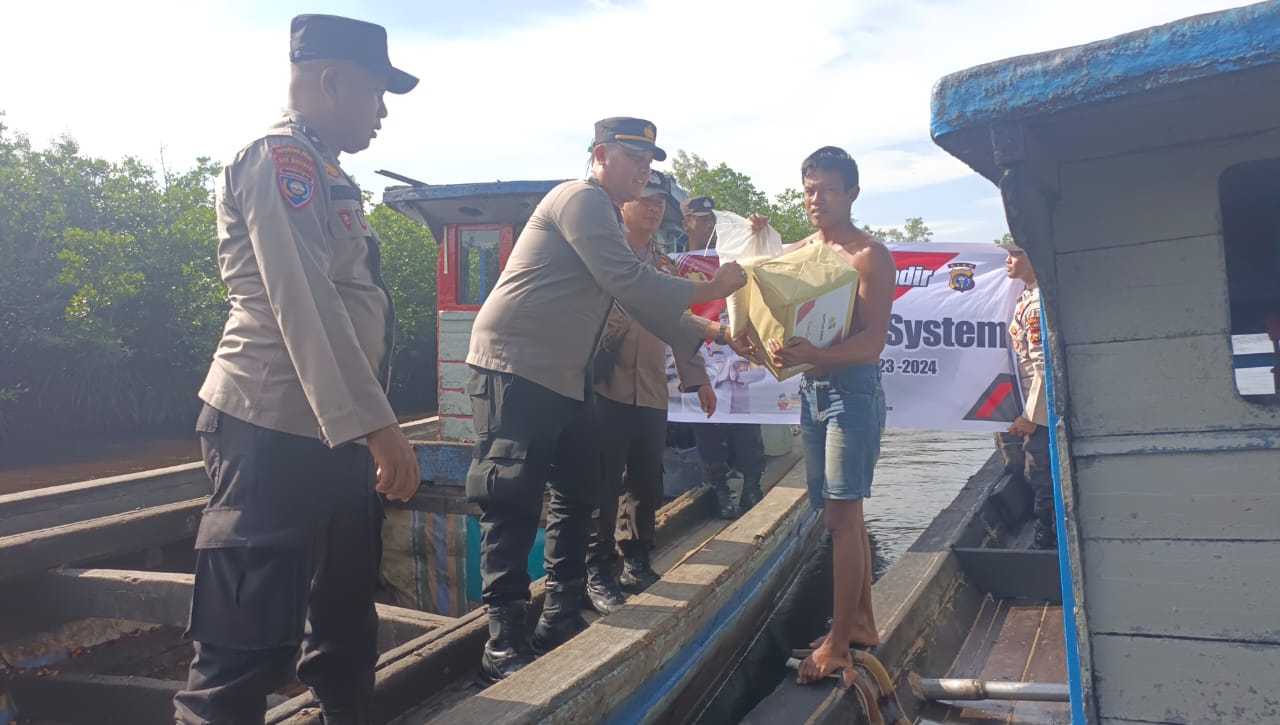 Bagikan Sembako ke Pesisir, Kapolsek Sungai Sembilan Sosialisasi Pemilu