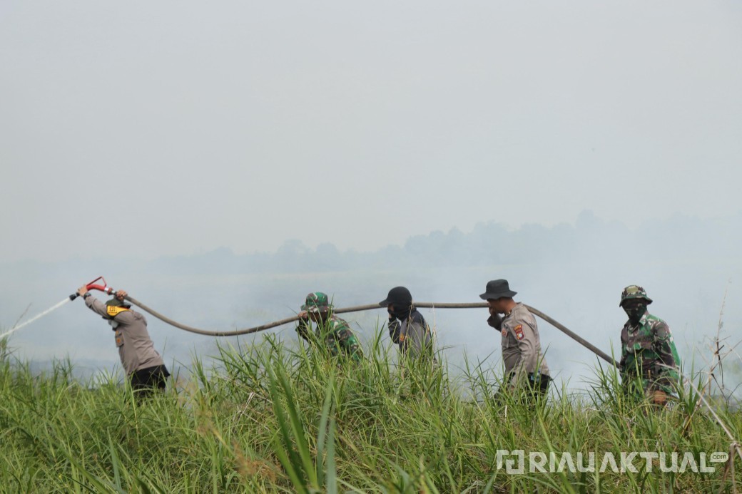 Di Tengah Kepungan Asap, Kapolres Rokan Hilir Berjibaku Padamkan Karhutla di Bangko Permata