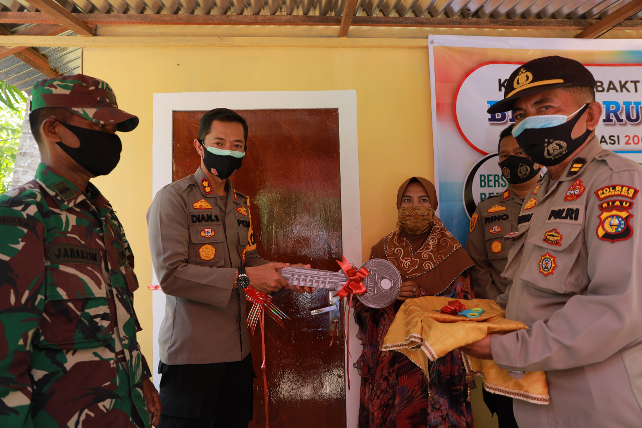 Kapolres Inhil Serahkan Kunci Kepada Ibu Nurhayati, Penerima Program Bedah Rumah