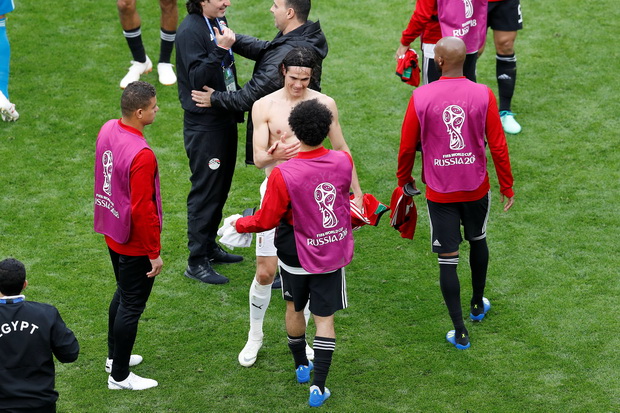 Demi sang Anak, Cavani Dekati Salah untuk Dapatkan Jersey-nya