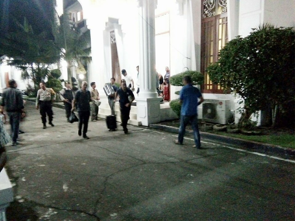 Tinggalkan Rumah Dinas Bupati Bengkalis, KPK Bawa Sejumlah Koper yang Diduga Barang Bukti